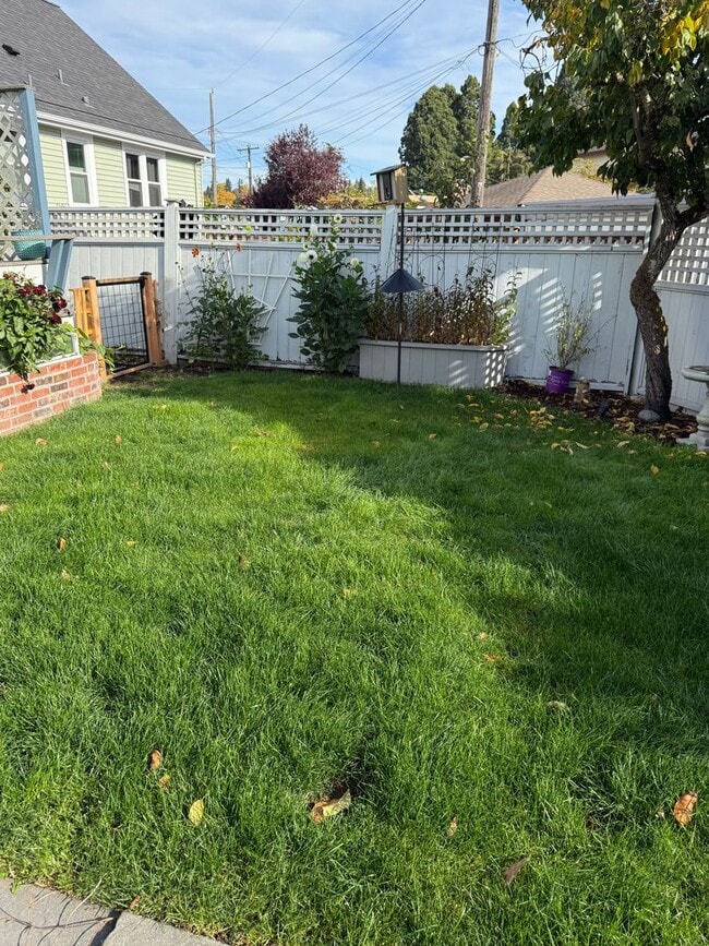 Building Photo - 3BR Tudor Home 1/2 Block from Greenlake!