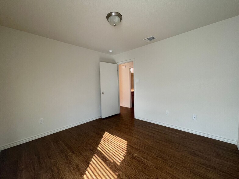 Building Photo - 1525 Justin Lp