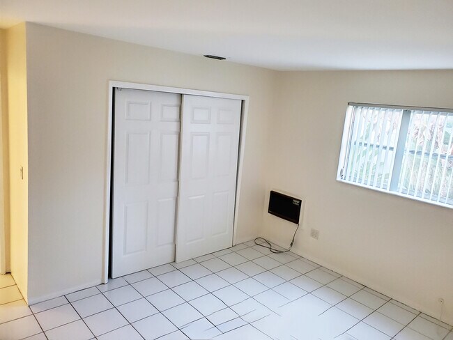 Building Photo - 5150 NE 17th Terrace