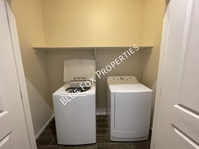 Building Photo - 8721 N Black Pine Dr