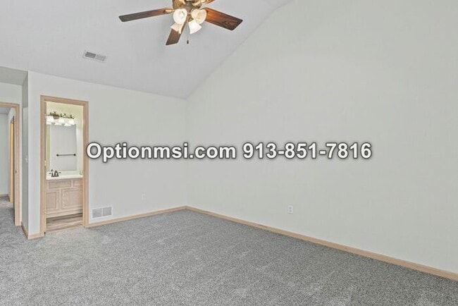Building Photo - Beautifully updated