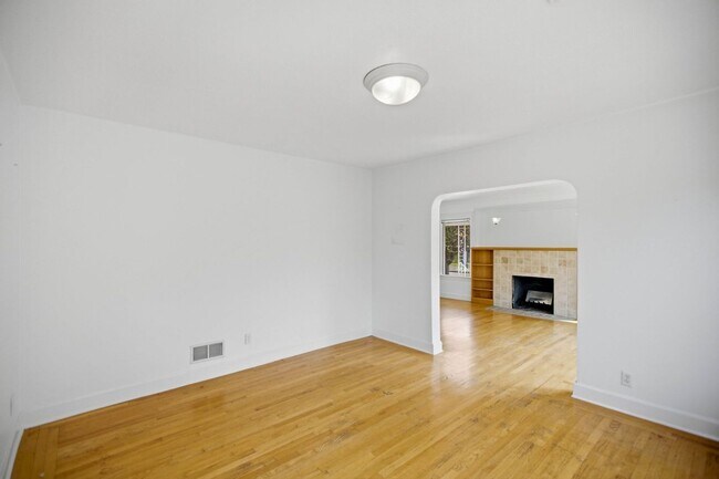 Building Photo - 8203 Wallingford Ave N