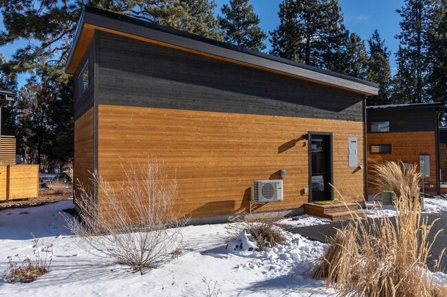 Building Photo - Hiatus Hideaway #3 - Close to Old Mill - S...