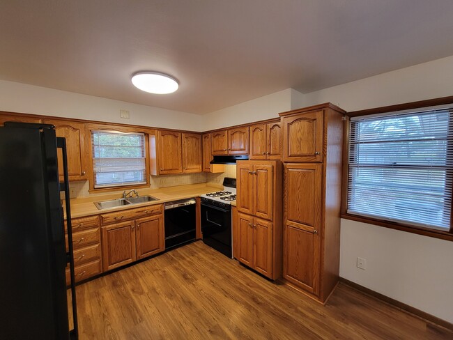 Building Photo - 2316 Royal Dr