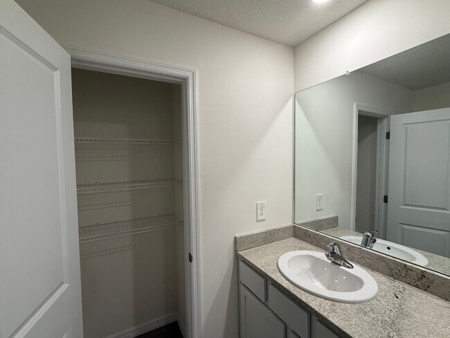 Building Photo - Spacious 4-Bedroom Modern Home in Oaks Preserve – Perfect Gainesville Location