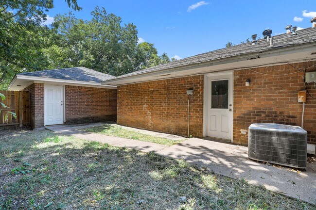 Building Photo - 2429 Lakeview Cir