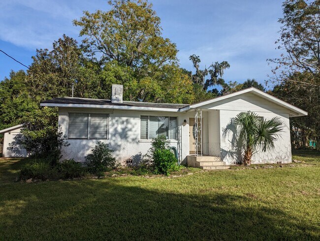 Building Photo - Lovely 2/1 home with beautiful natural woo...