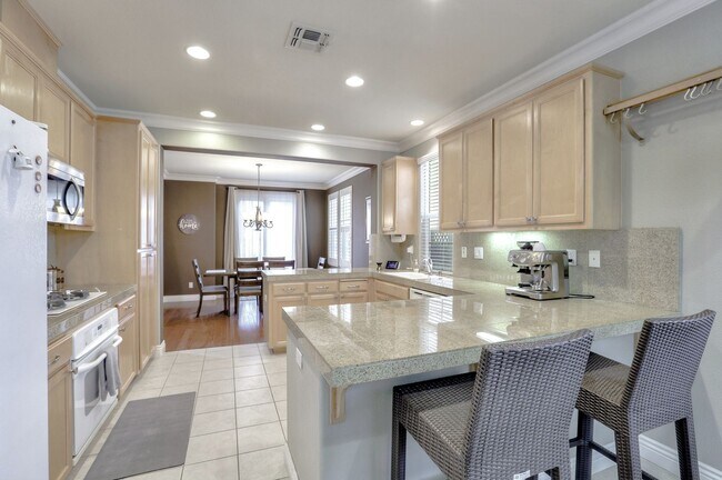 Building Photo - UPGRADED HOME WITH POPULAR FLOOR PLAN ELEG...