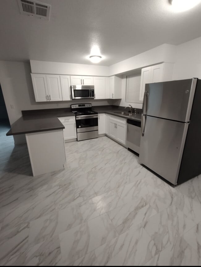 Building Photo - 437 14th St