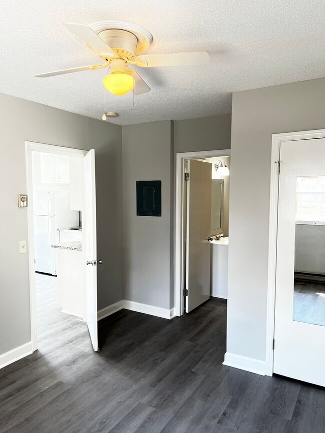 Building Photo - Newly Renovated 1 Bed/1 Bath Quadplex in C...