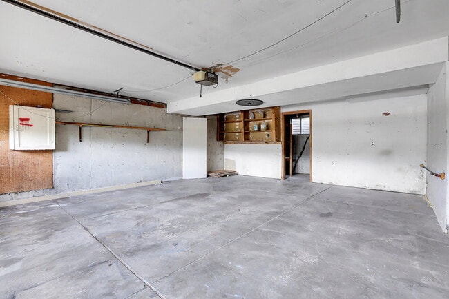 Building Photo - $2,600.00, 3-bed, 2.5-bath, located in Lak...