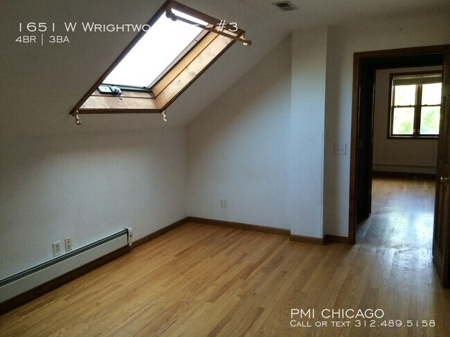 Building Photo - 1651 W Wrightwood Ave