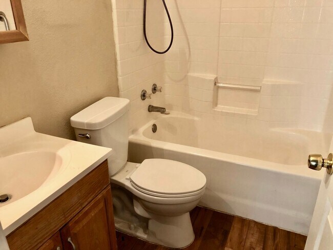 Building Photo - 3bd/2ba Attached Home