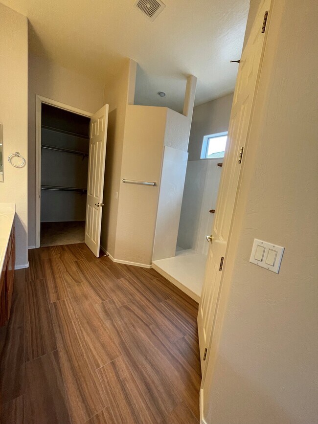 Building Photo - 5649 N Bentley Ct