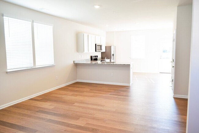 Building Photo - Stunning NEW Townhouse in Heritage Trace!