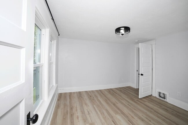 Building Photo - 3 Bedroom Custom Neenah Home