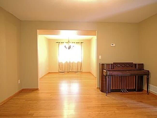 Building Photo - Great NE location -  4 bedroom 2.5 bath with attached 2 stall garage. Close to shopping & restaur...