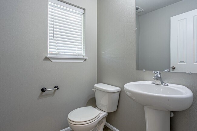 Building Photo - Beautiful 4 bedroom, 2.5 bath home in Rain...