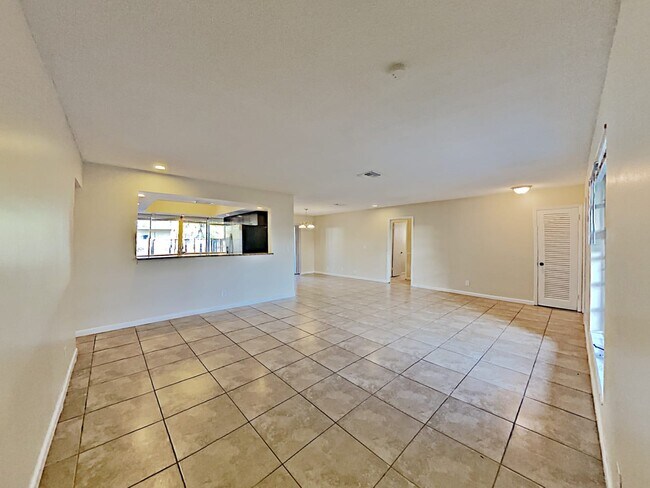 Building Photo - 631 S Crescent Dr