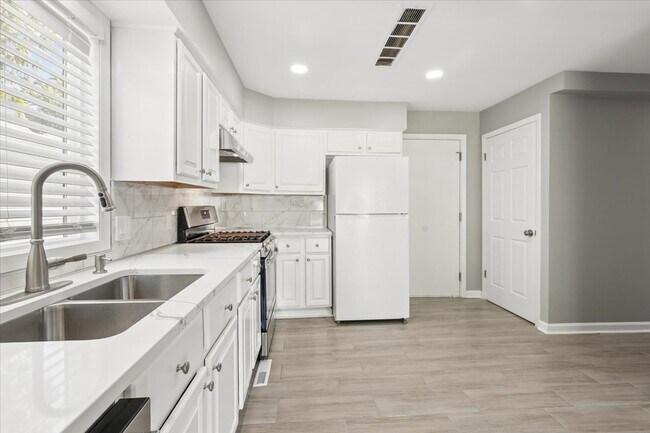 Building Photo - 322 Maple Ln