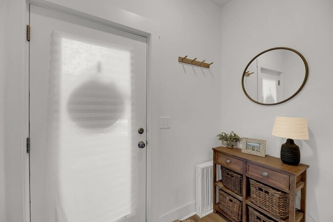 Building Photo - Gorgeous West Ashley Town home!