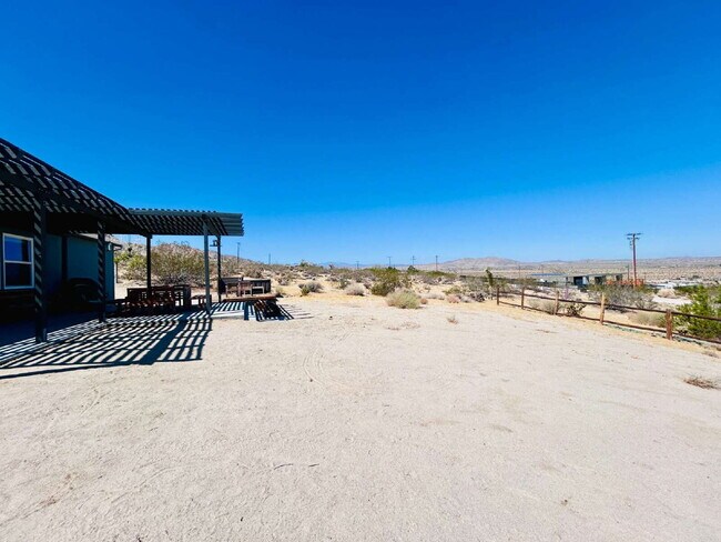 Building Photo - Updated 3 bd, 2 ba on 1.98 Acres with Hot Tub!