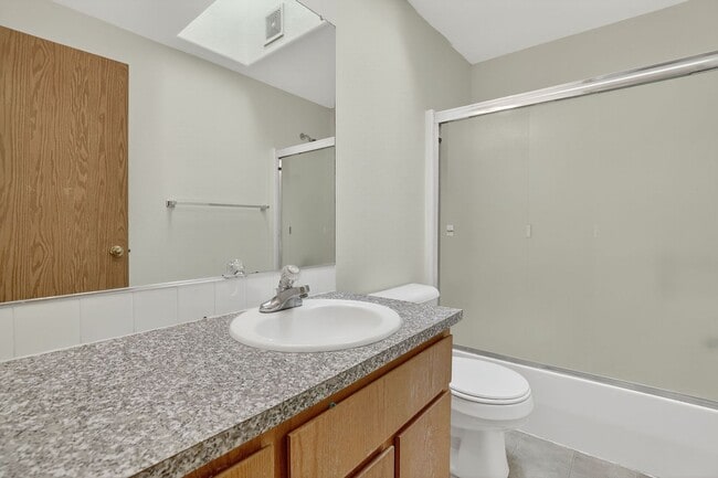 Building Photo - Great 2 story Townhome with Garage!