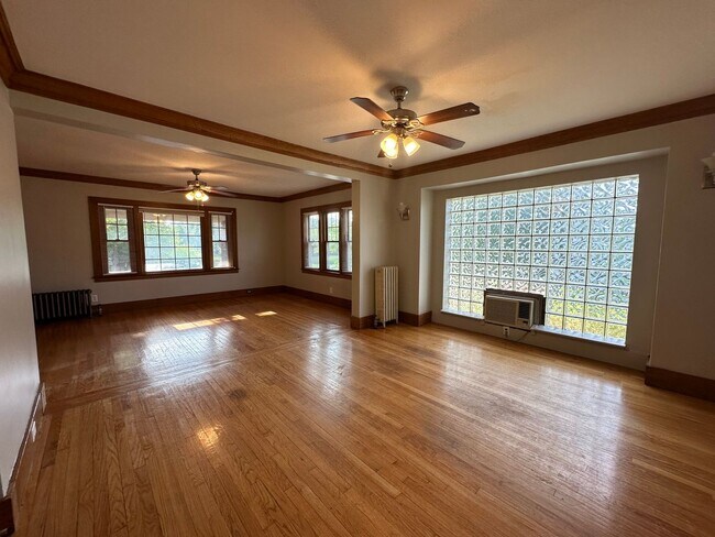 Building Photo - Gigantic 5 bedroom home on the NW side of ...