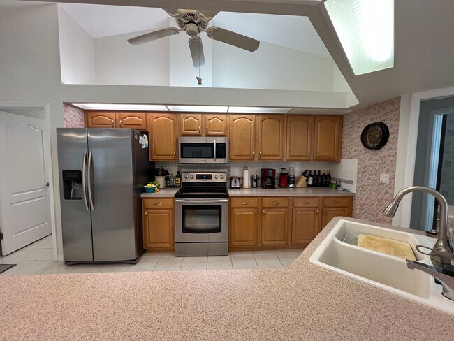 Building Photo - FURNISHED SHORT TERM RENTAL - 3 Bed / 2 Ba...