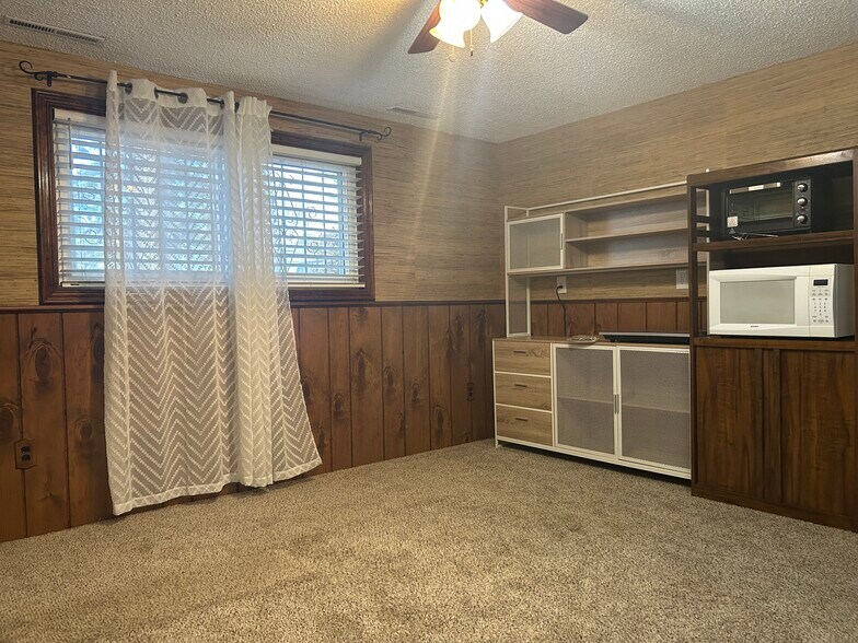 Building Photo - 5890 Del Paz Dr
