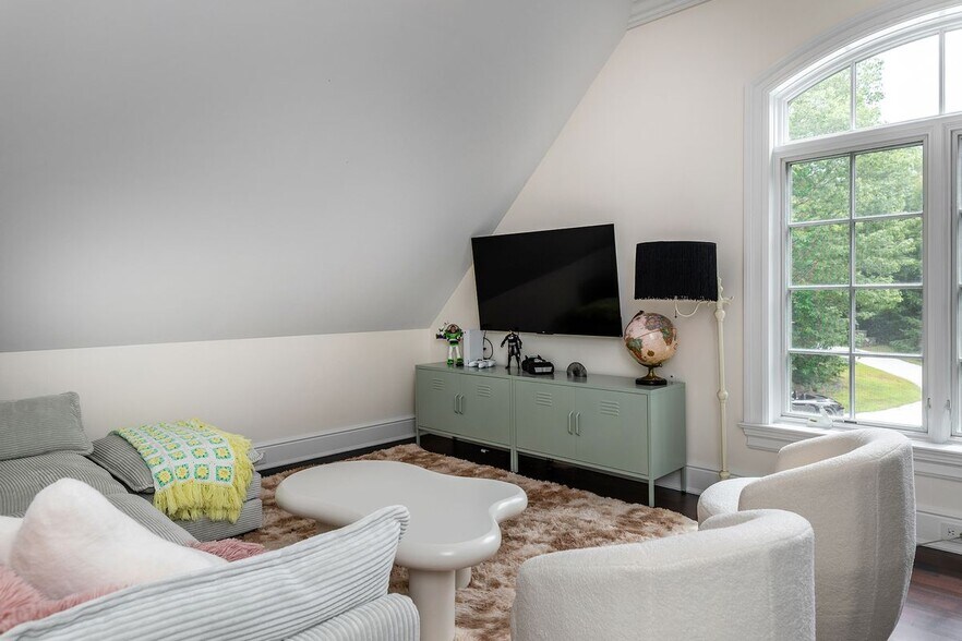 Building Photo - 247 Roxbury Rd