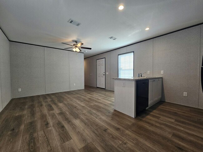 Building Photo - 549 Suwanee Dr