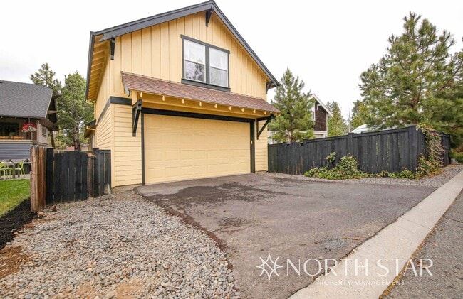 Building Photo - Stunning 3 bed/3 bath in Summit West
