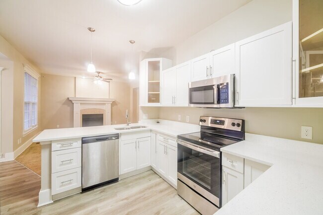 Building Photo - 3073 Essex Dr