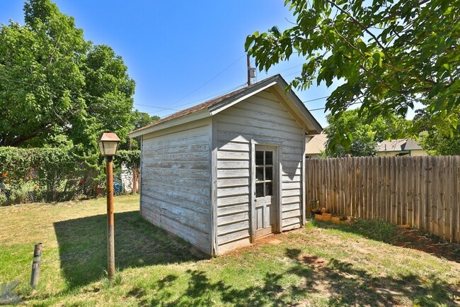 Building Photo - 3 bed/1.5 bath, 2 living home