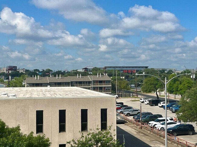 Building Photo - 206 E Live Oak St
