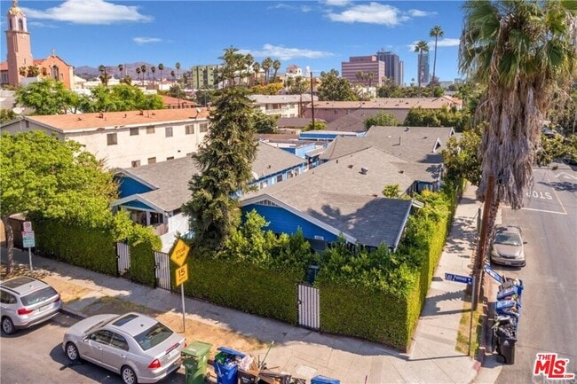 Primary Photo - 6685 De Longpre Ave