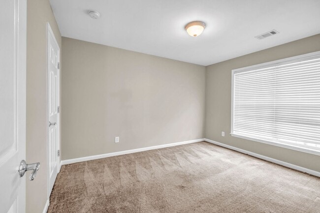Building Photo - SPACIOUS 3 BEDROOM TOWNHOME