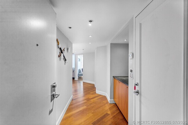 Building Photo - 1717 N Bayshore Dr