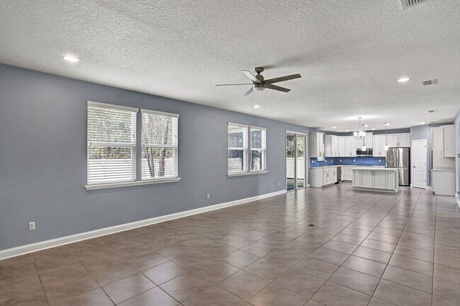 Building Photo - Beautiful 5/4 Home with Over 4k sqft, Fenced in Yard & 3 Car Garage! Pet friendly!