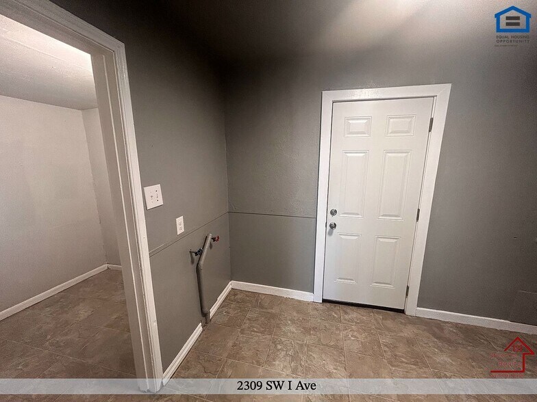 Building Photo - 2309 SW I Ave