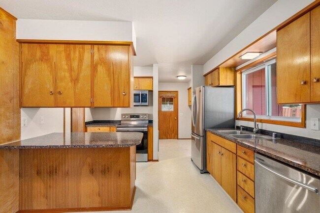 Building Photo - 3 bed 2 bathroom home in Newport
