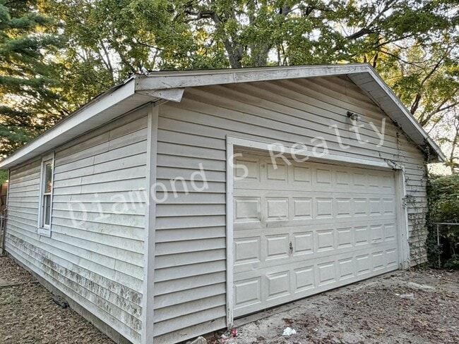 Building Photo - MOVE IN SPECIAL!  Cute 3 bedroom home close to Evangel University and Spfd/Green County Park Board
