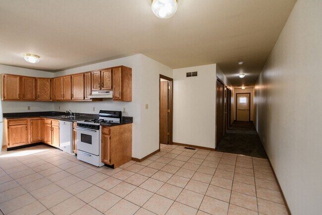 Building Photo - 2 bedroom / 2 bathroom Townhouse for rent ...