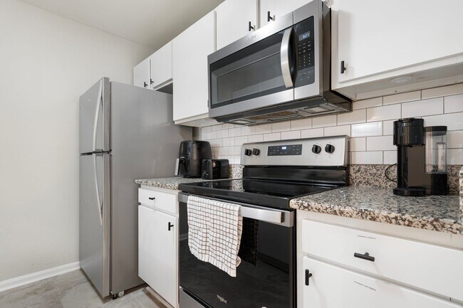 Building Photo - *PARK FLEX STAYS - FULLY FURNISHED* Welcome to your home base in South Durham!