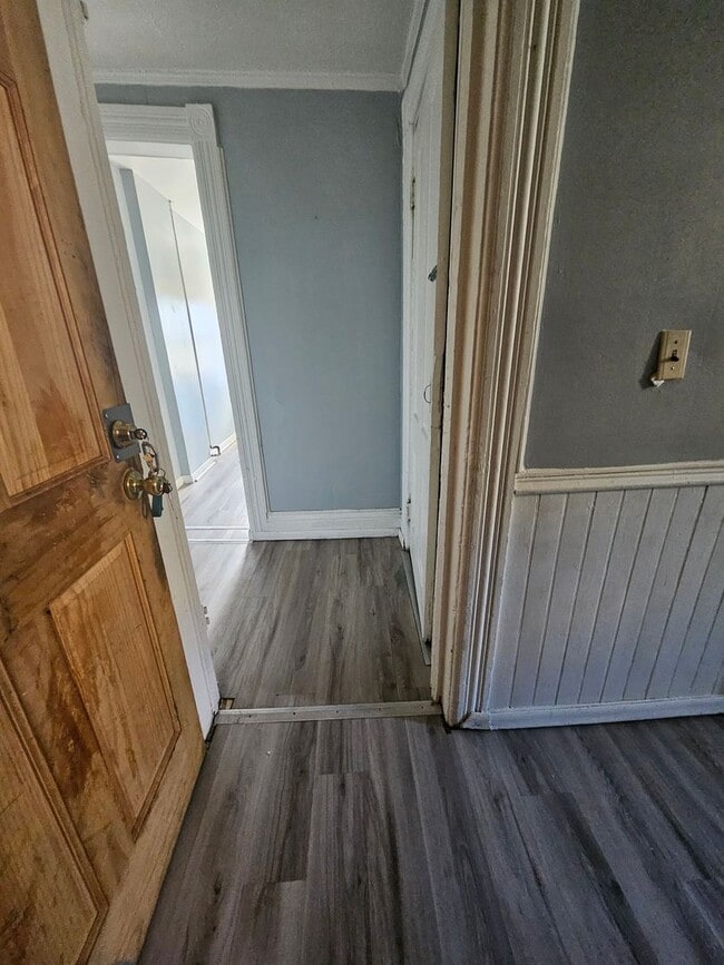 Building Photo - Upper 1 bedroom unit gas included