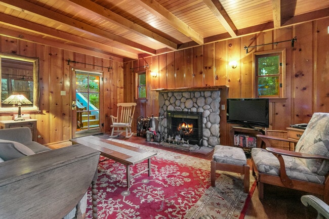 Building Photo - 647 W Victoria Ct