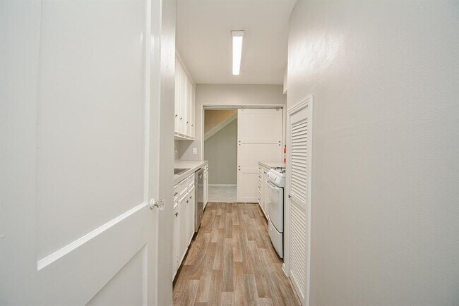 Building Photo - 2718 Wroxton Rd