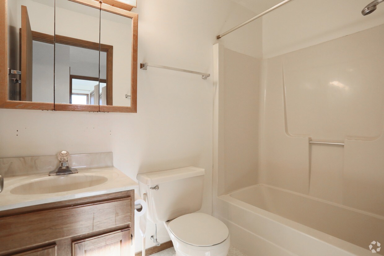 Building Photo - 1800 Old West Main St