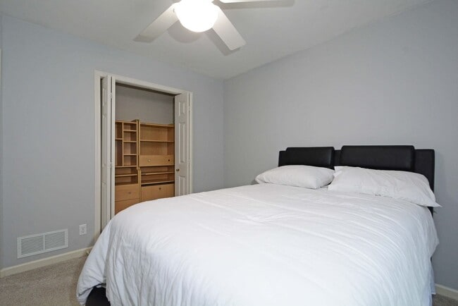 Building Photo - Spacious 5-Bed 3-Bath Home in South St. Paul - Available Now!